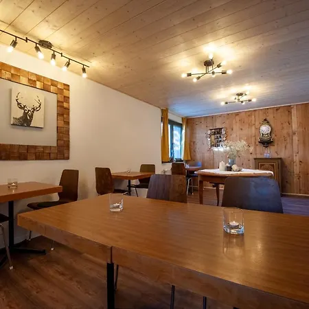 Room's Chez Beni Hostel Grächen